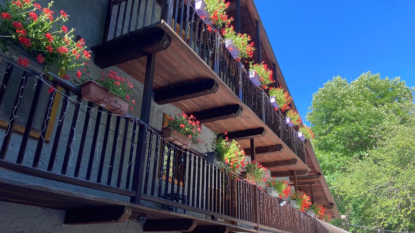 Balconi fioriti del ristorante Vëilh Mourin
