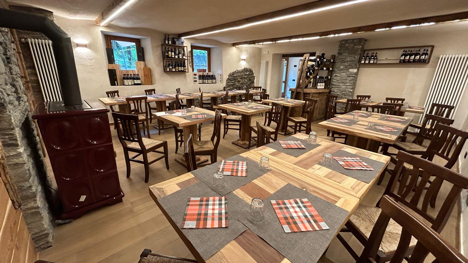 Sala interna del ristorante Vëilh Mourin